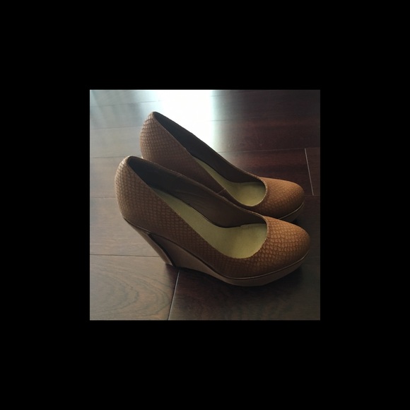 Tan wedges - Picture 2 of 2