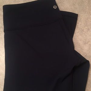 Navy cropped Lululemon leggings