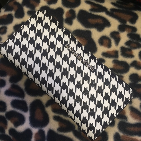 Michael Kors Handbags - Michael Kors Houndstooth Zipper Wallet