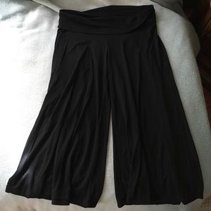 Black fold over gauchos