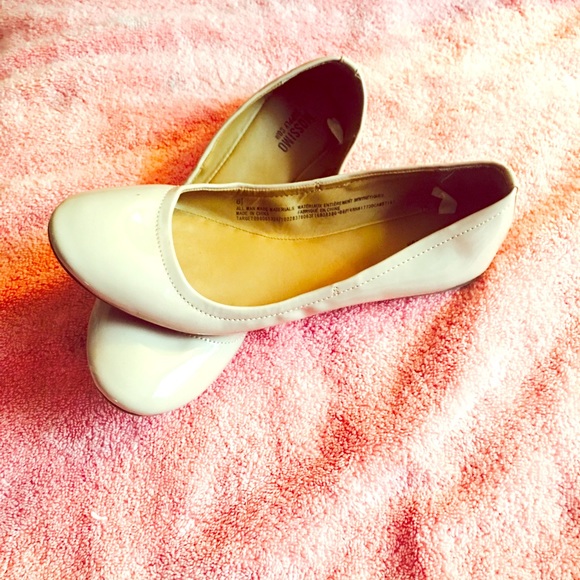 Mossimo cream flats