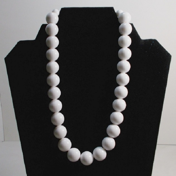 White chunky bead necklace