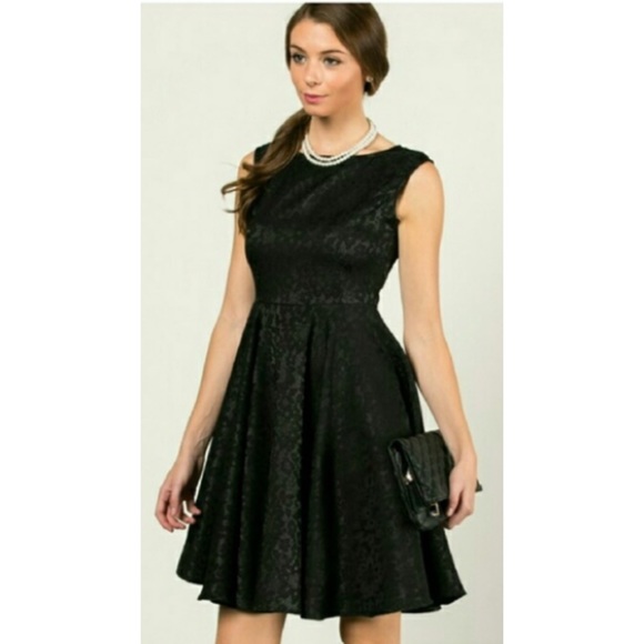 Elegant LBD Lace Dress - Picture 2 of 4