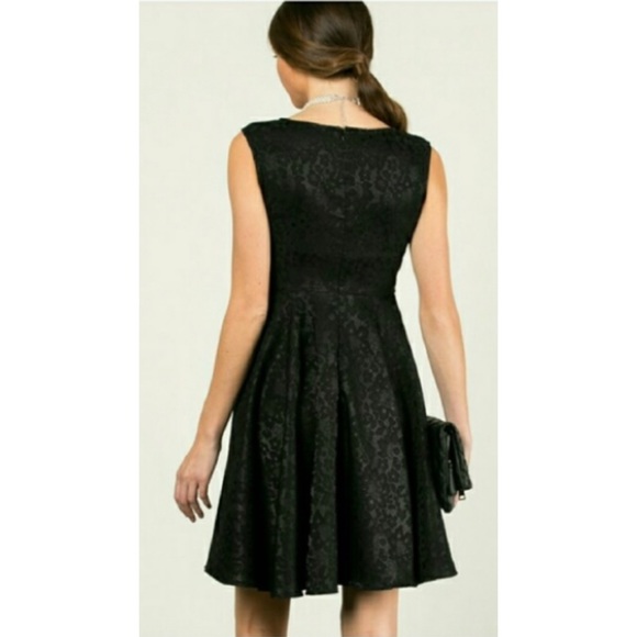 Elegant LBD Lace Dress - Picture 3 of 4