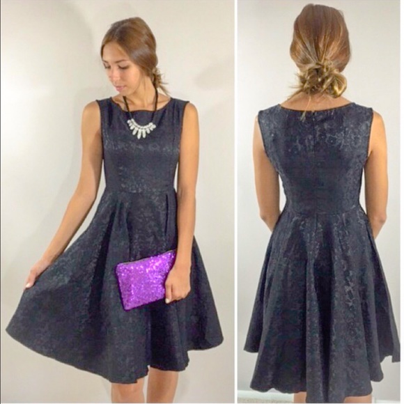 Elegant LBD Lace Dress - Picture 4 of 4