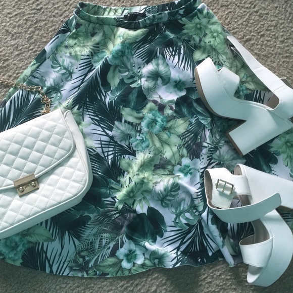 🍃🌿 Forever21 Green Leaf Midi Skirt🍃🌿