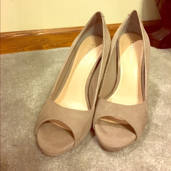 BCBGeneration tan/metallic heels