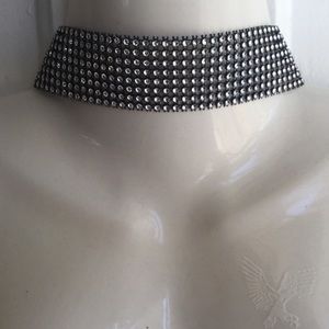 choker necklace.