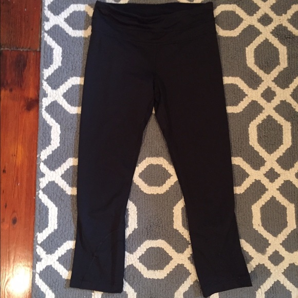 Lululemon black crops