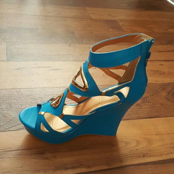 Brand New in box Sexy Turquoise  Wedges