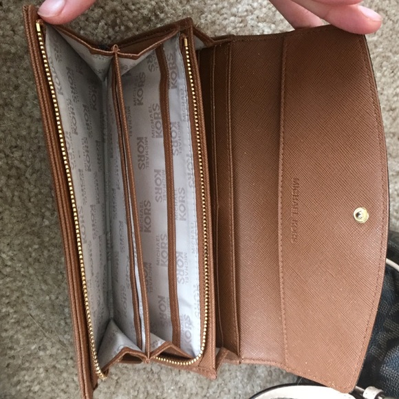 Michael Kors Large Crossbody w/ Matching Wallet - Picture 2 of 3