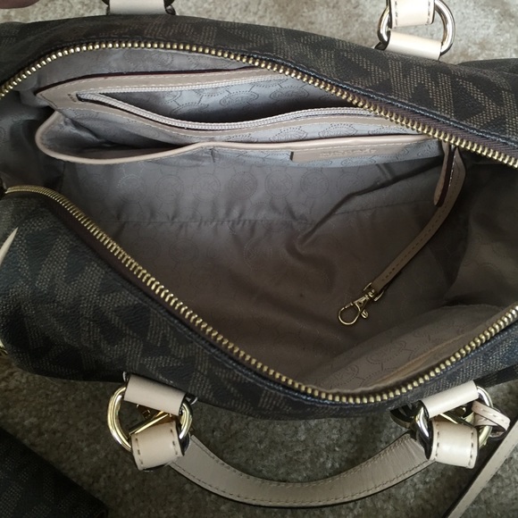 Michael Kors Large Crossbody w/ Matching Wallet - Picture 3 of 3