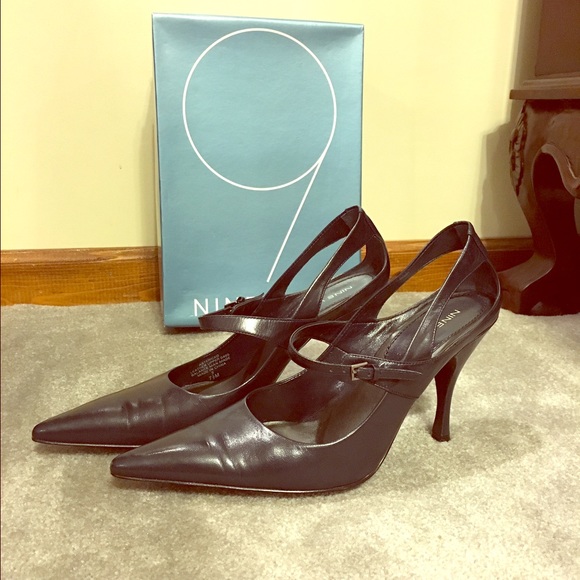 Nine West navy blue leather peekaboo heels