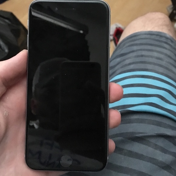 iPhone 6 - Picture 2 of 2