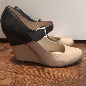 Nine West two tone wedges