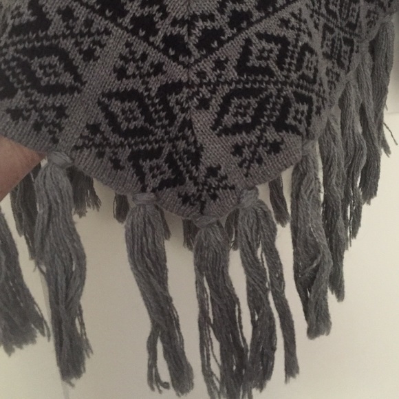 Steve Madden fringed cape with tassels - Picture 2 of 3