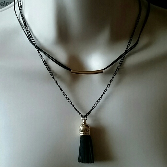 Black velvet choker necklace with tassel - Picture 4 of 5
