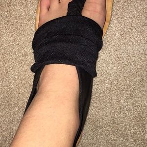 black sandals w stretchy straps