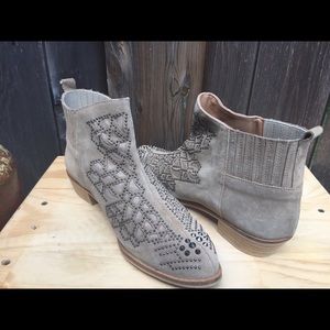 💫💫SUEDE /STUDDED ANKLE BOOTIES💫💫
