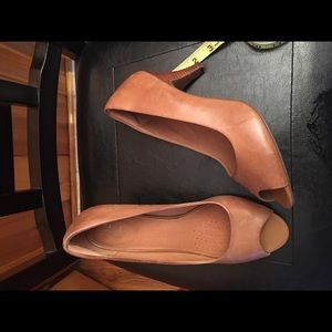 Clarks tan heels