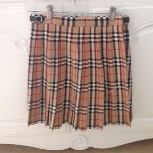 Burberry pleated skirt with pin