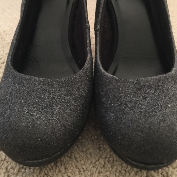 Old Navy Sparkly size 8 platform heels - Picture 3 of 4