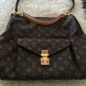 Louis Vuitton metis monogram