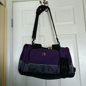 CLOSET CLOSING 11/18 - Swiss gear gym/travel bag