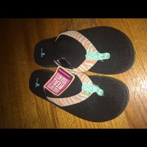 BRAND NEW WITH TAGS WOMENS SANUKS FLIP FLOPS