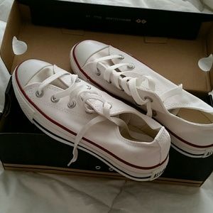 Women's white Converse size 6