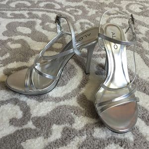 ✨Gorgeous✨ Aldo silver strappy sandal