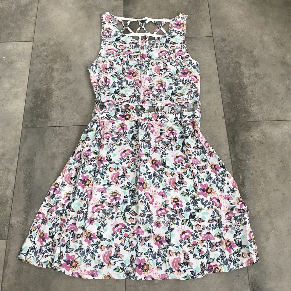 H&M white floral cut out summery dress!