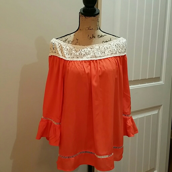 Off-the-shoulder Lace detailed blouse