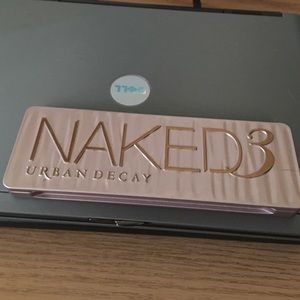 Naked 3 urban decay eyeshadow palette.
