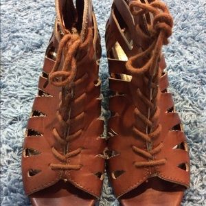 adorable tie up wedges!