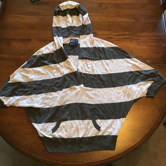 Short sleeve sweater with hood