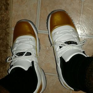 Retro Low top 11s White an Gold