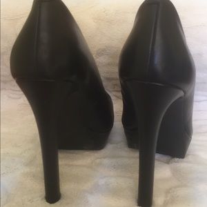 High black leather shoe with platform.