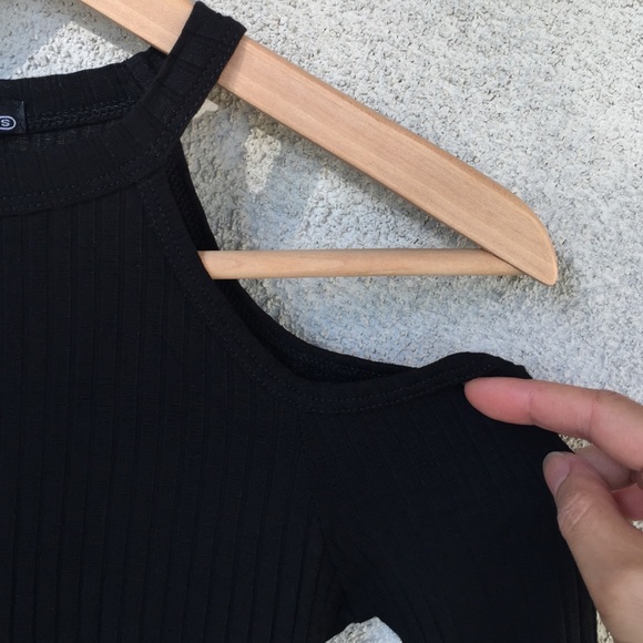 Black ribbed cold shoulder dress - Picture 2 of 4