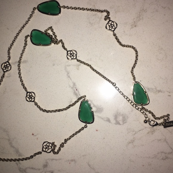 Kendra Scott "Kinley" necklace in emerald green - Picture 2 of 3