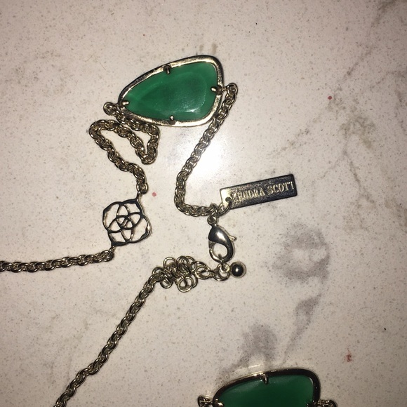 Kendra Scott "Kinley" necklace in emerald green - Picture 3 of 3