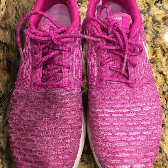 NIKE ROCHE SIZE 7.5