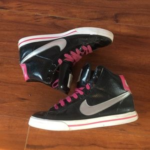 Black and pink Nike shoes ✨price is negotiable✨