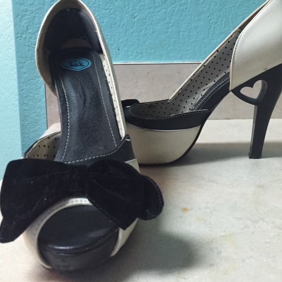 Adorable peep toe pumps