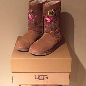 Embroidered Ugg Australia Juliette Short Boot