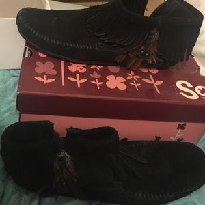 Minnetonka ankle fringe boots