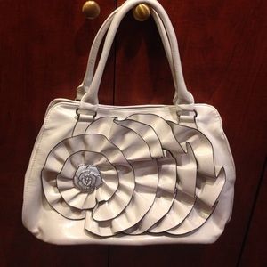 White bag with flower pendant