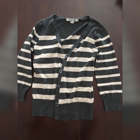 Forever 21 sweater size small