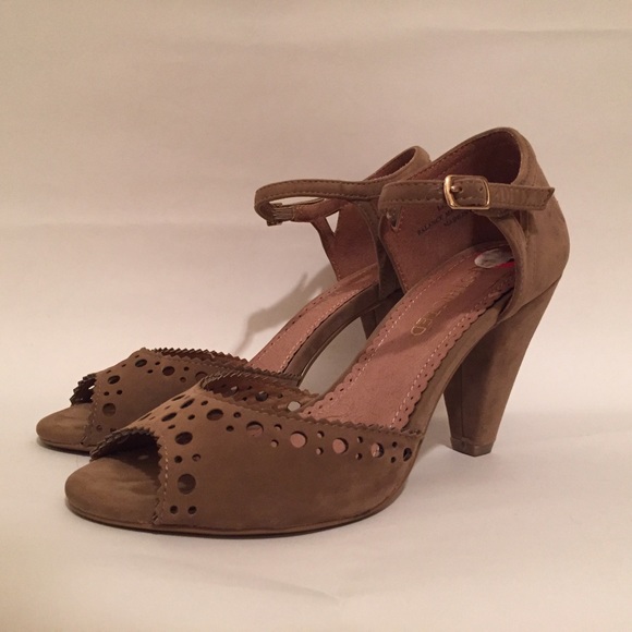 SOLD ❌ Restricted tan peep toe spectator heels, 6 - Picture 1 of 4