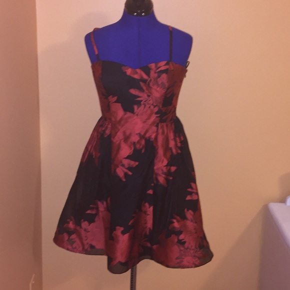 Black and red floral party dress - Picture 3 of 4